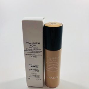 CHANEL Makeup - Chanel Vitalumiere Aqua Foundation 20 Beige CHANEL Makeup - Chanel Vitalumiere Aqua Foundation 20 Beige